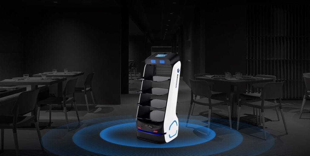 En svart och vit serveringsrobot från ON robot med dukade bord och stolar i bakgrunden.