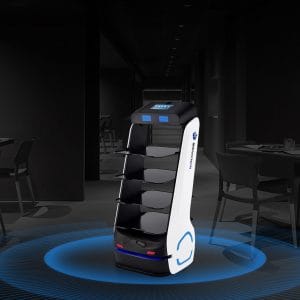 En svart och vit serveringsrobot från ON robot med dukade bord och stolar i bakgrunden.