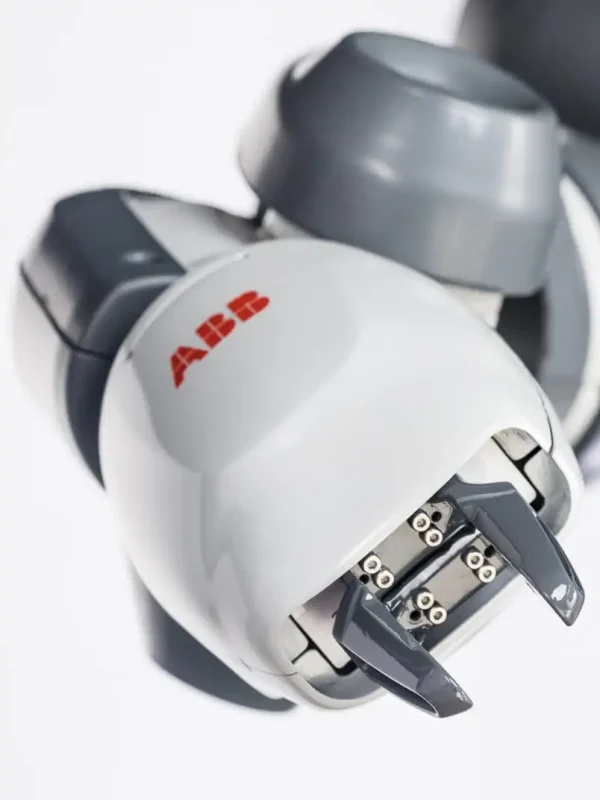 Närbild på ena armen på yumi ABB cobot från JE robotteknik och automation