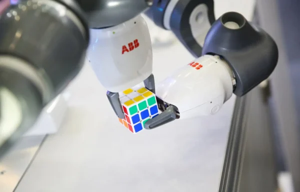 Närbild på ABB cobot yumi som löser rubiks kub från JE robotteknik och automation