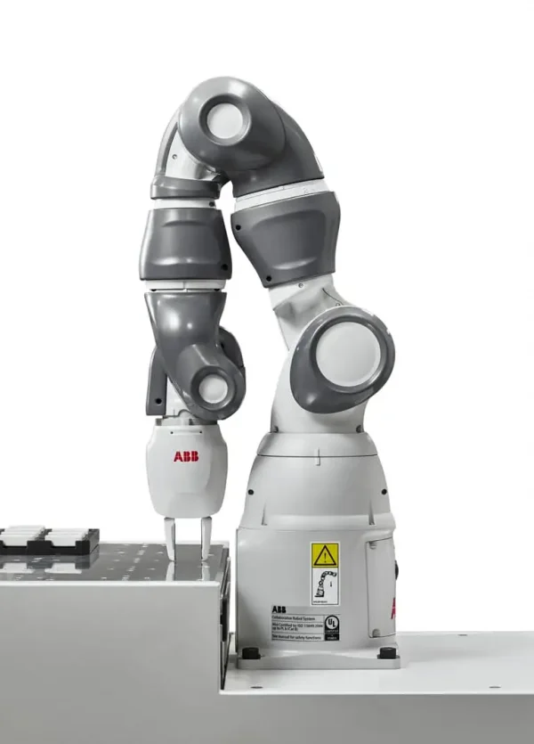 Gråvit enarmad ABB cobot från JE robotteknik och automation