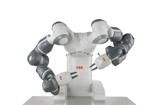 Gråvit tvåarmad yumi ABB cobot från JE robotteknik och automation