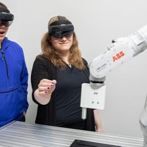 ABB industrirobot som används under en utbildning med VR glasögon