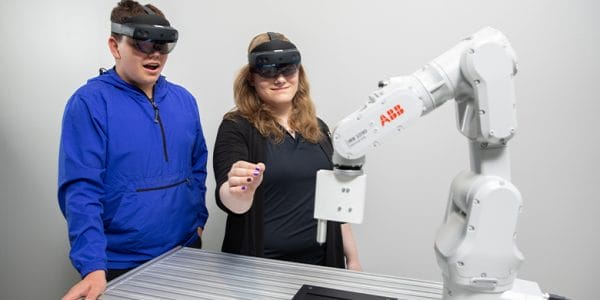ABB industrirobot som används under en utbildning med VR glasögon