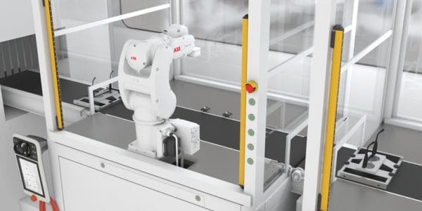 Vit ABB industrirobot i en sluten cell från JE robotteknik och automation